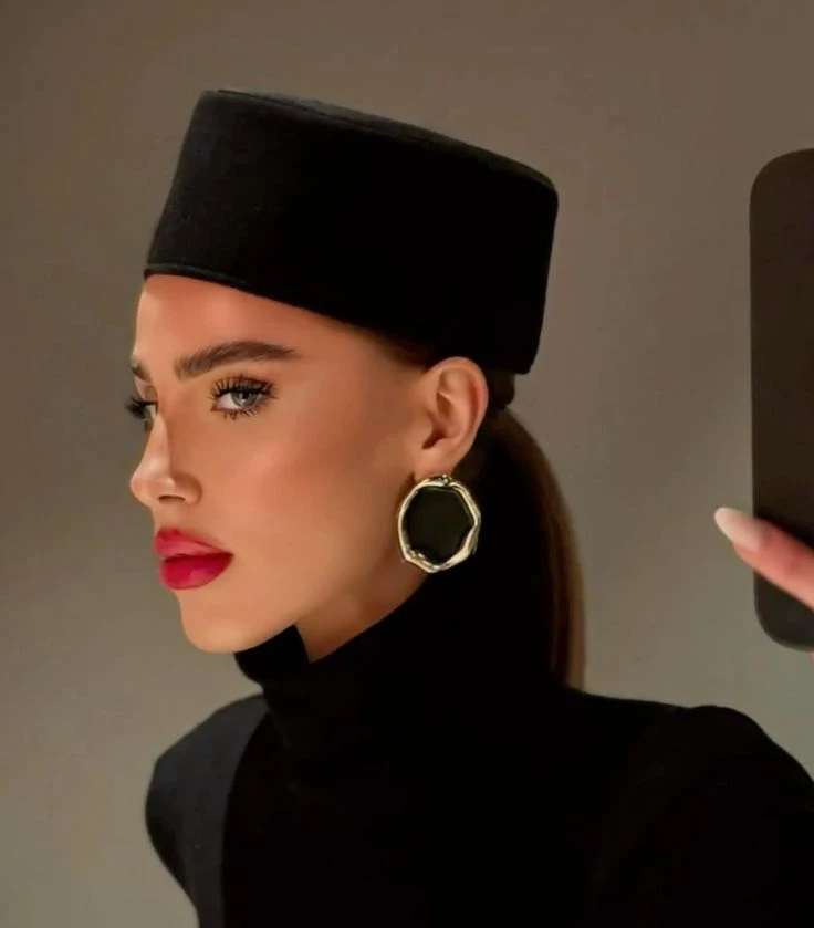 Este sombrero tuvo su auge en los 60s y ahora regresa con todo.