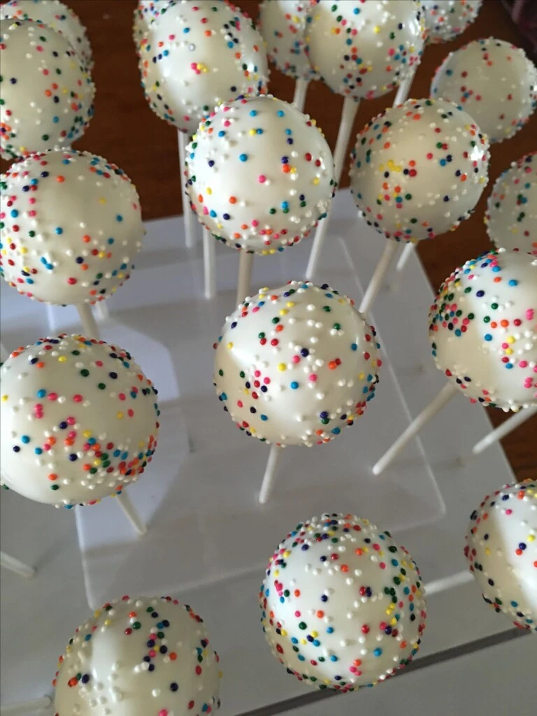 Cake pops con sprinkles: una receta divertida para compartir con los más chicos

