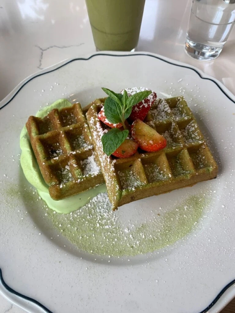 Waffles de matcha: una receta ideal con frutillas para el desayuno

