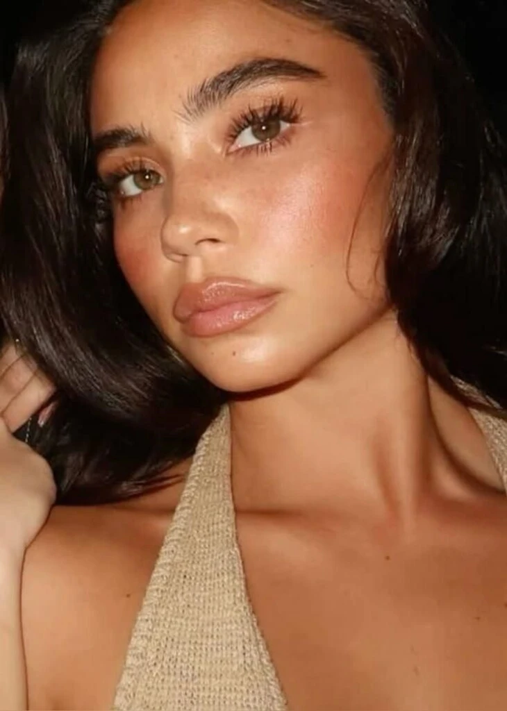 Lo ideal es elegir bases fluidas o BB creams que unifiquen sin sobrecargar. Foto: Pinterest