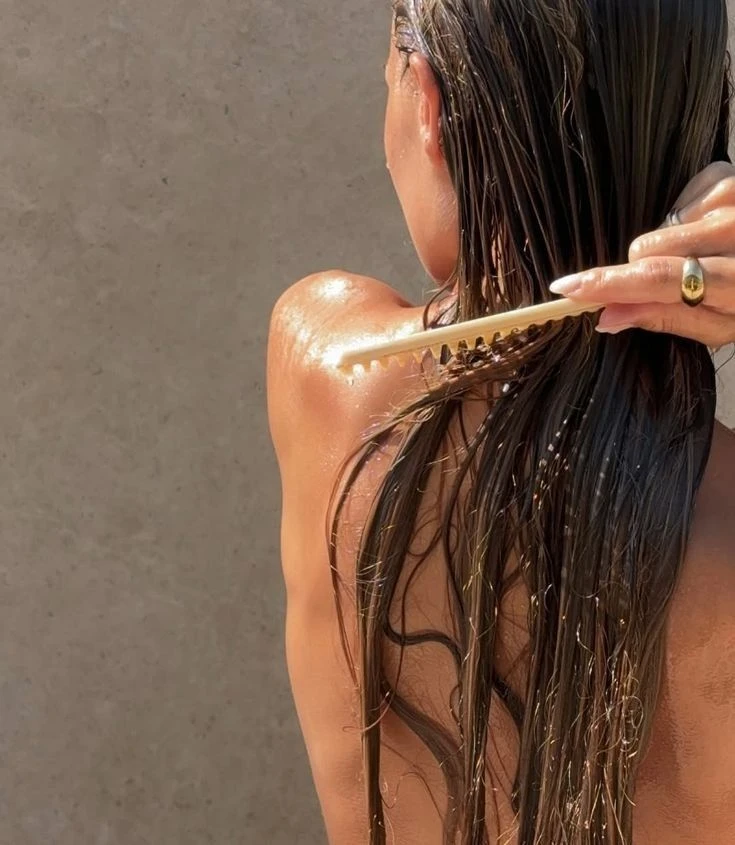 Sea cual sea tu tipo de cabello, enjuagarlo y lavarlo después del mar o la pileta es indispensable. Foto: Pinterest.