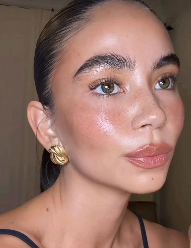 Si querés sumar un toque distinto, podés incorporar pecas falsas con un pincel fino y una sombra marrón suave. Foto: Pinterest