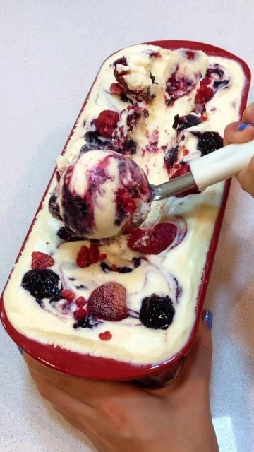 Helado de mousse de limón y frutos rojos. Foto: Pinterest