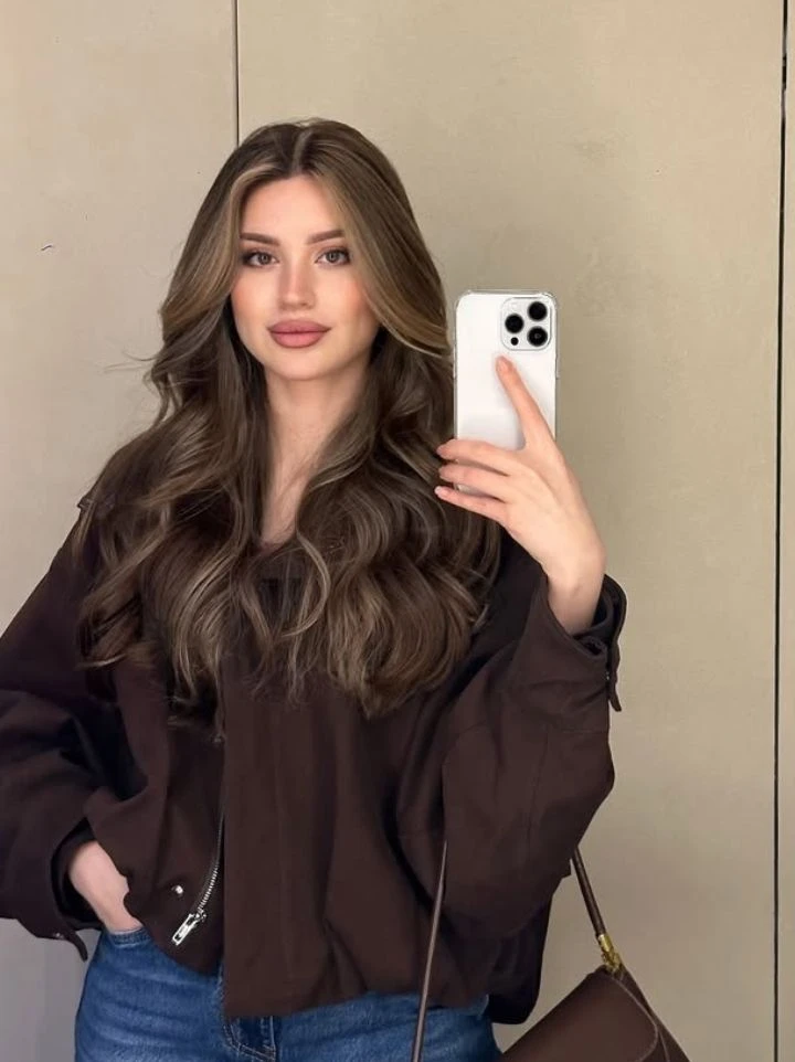 El corte en capas largas es versátil y fácil de peinar.