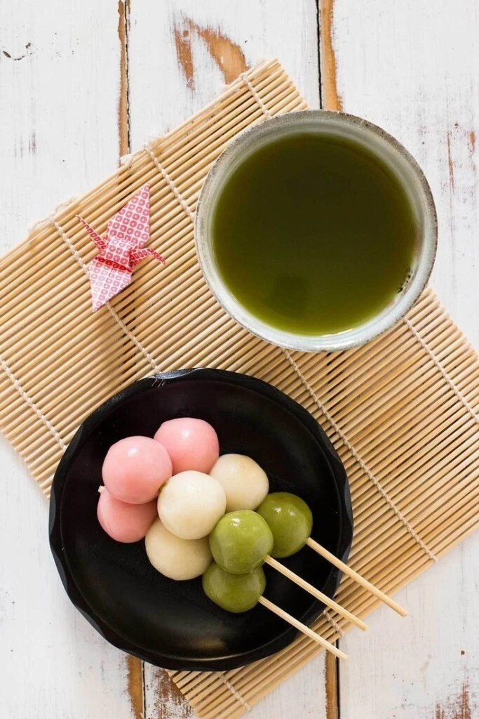 Cómo preparar dango: la receta del dulce japonés más colorido y popular

