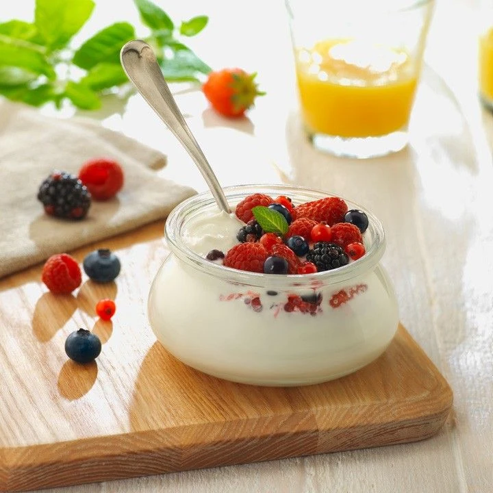Yogur griego marmolado con miel y frutos rojos: una receta ideal para: la receta del desayuno fresco y nutritivo