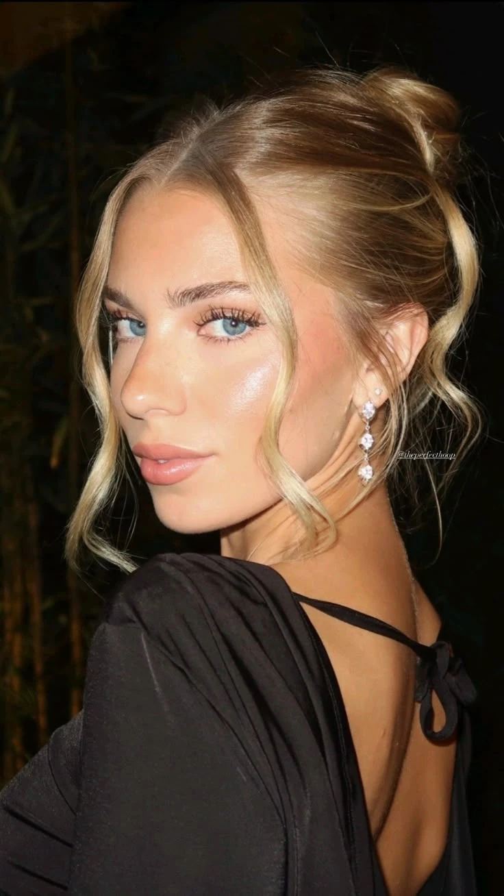 Tendencias de pelo 2026: el regreso de los peinados románticos y simples