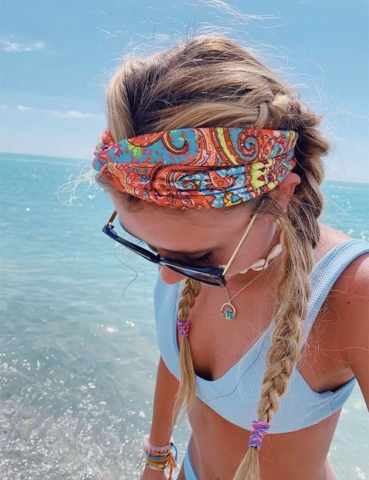 Así se lleva el pelo a la playa: con pañuelo