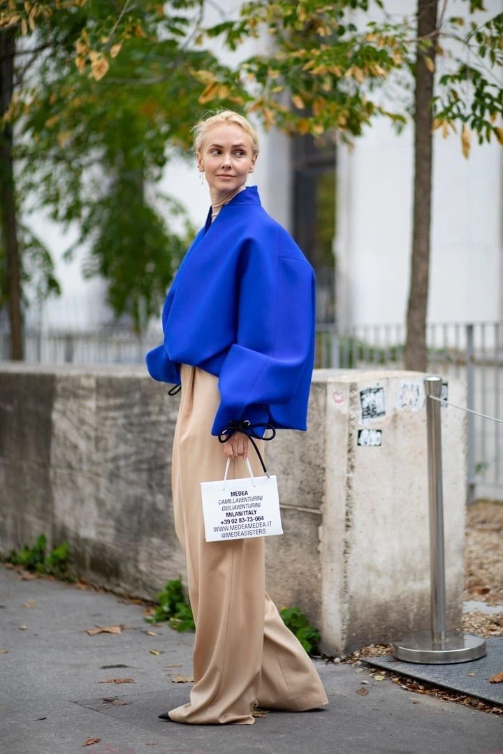 Máxima llevó el color que promete conquistar la temporada que viene: cómo se lleva el azul cobalto