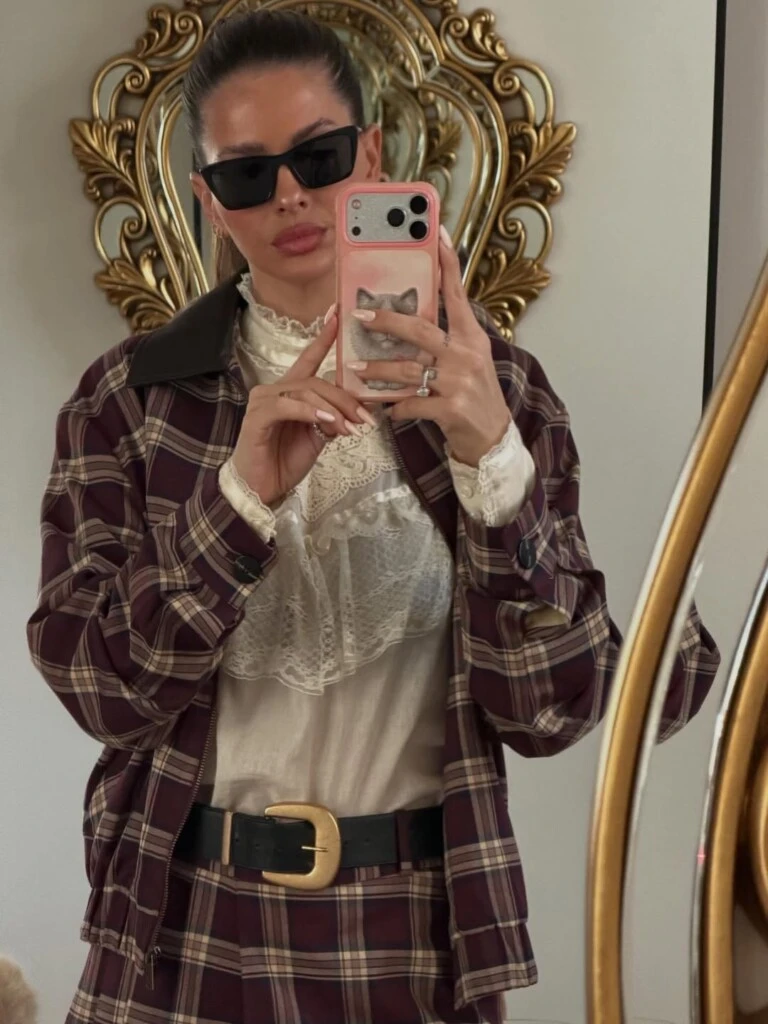 La actriz luce un conjunto cuadrillé oversized que dialoga entre lo clásico y lo contemporáneo.