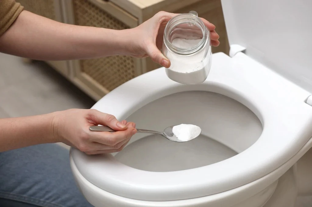 El agua oxigenada funciona muy bien para limpiar el inodoro.