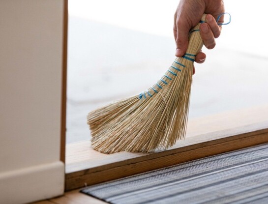 Cómo es (y cómo hacer) el ritual en la puerta antes del 17 de febrero para atraer suerte y energía 