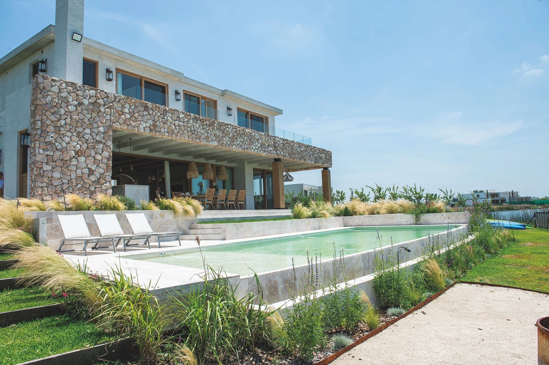 La pileta se integra al jardín como una pieza de contemplación y disfrute.