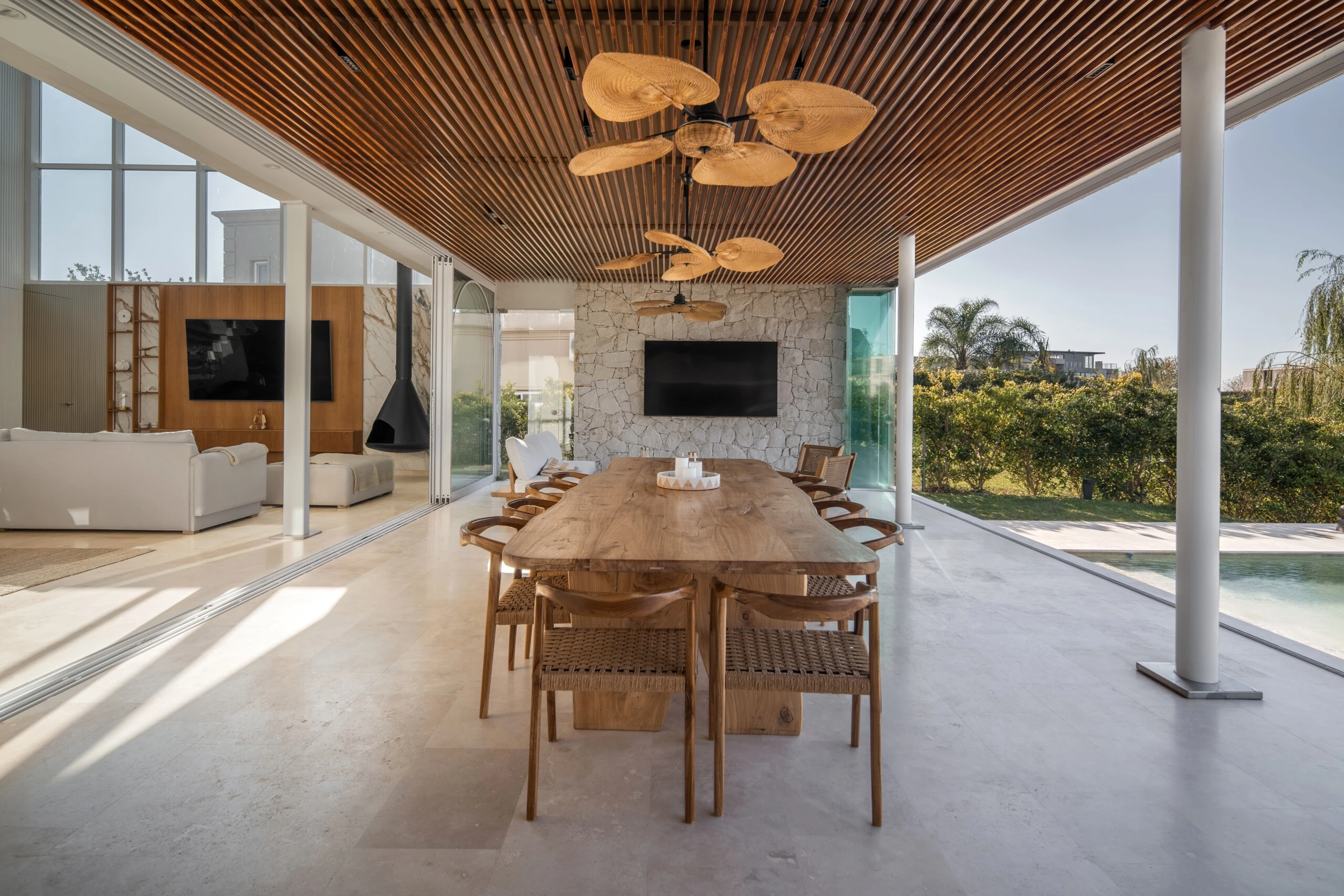 La galería, con vistas plenas a la laguna, se convierte en un espacio central que reúne e invita al encuentro,