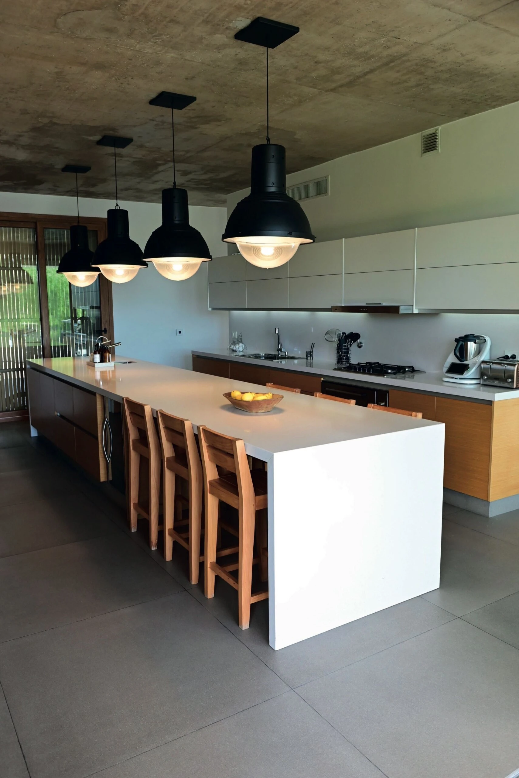 En la cocina, todo sucede alrededor de la gran isla.