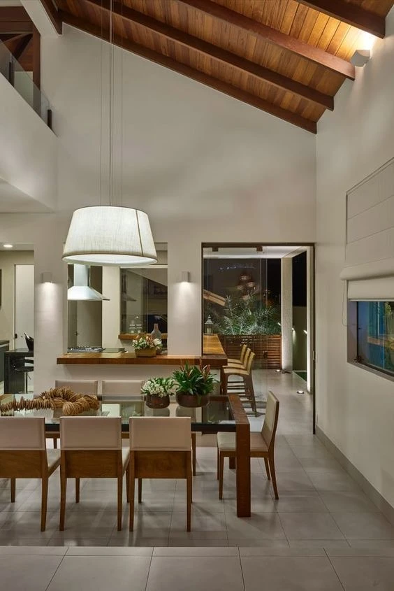 El aire caliente es más liviano y se acumula en la parte superior.