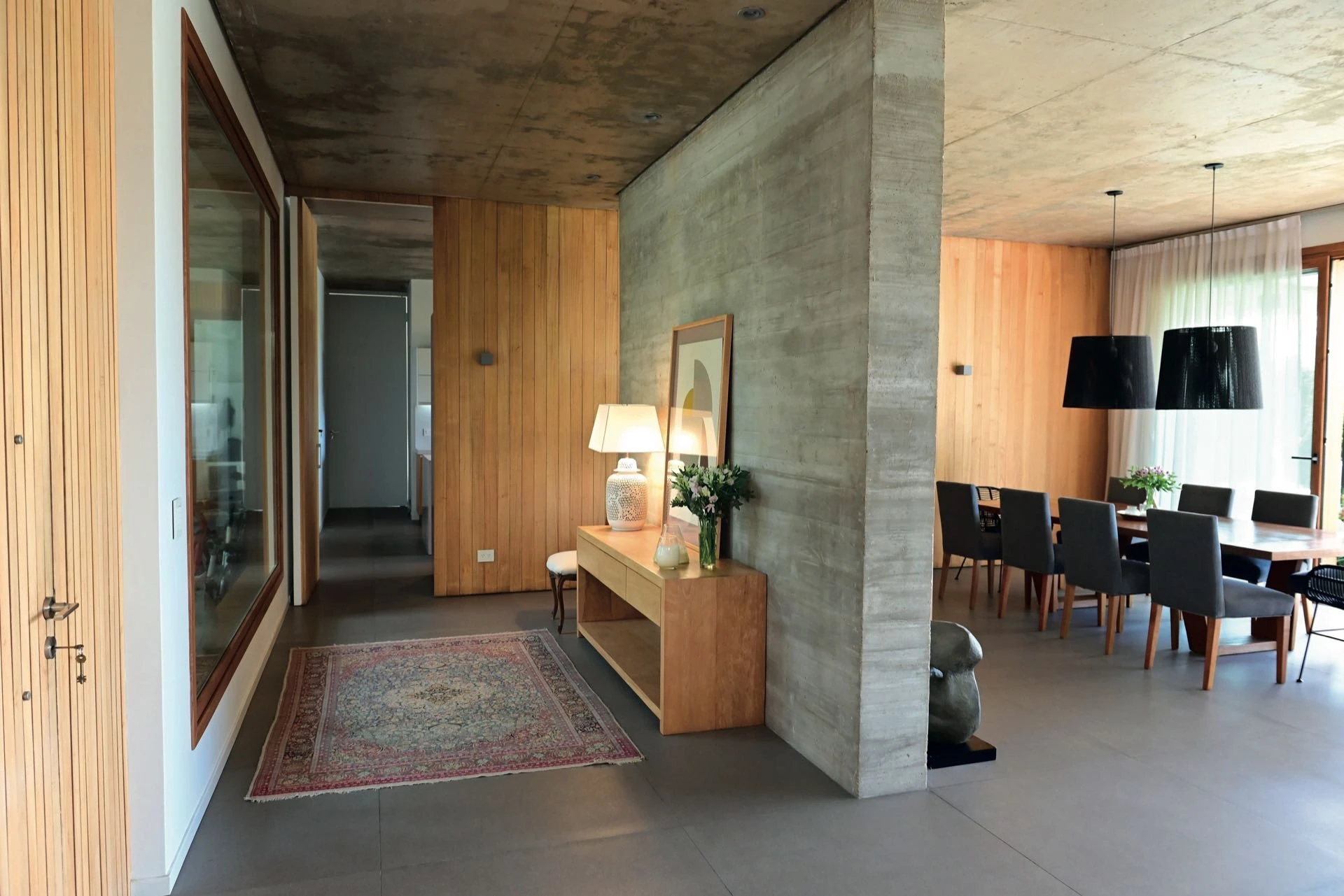 Integración y conexción, claves del proyecto de hogar familiar moderno y funcional.