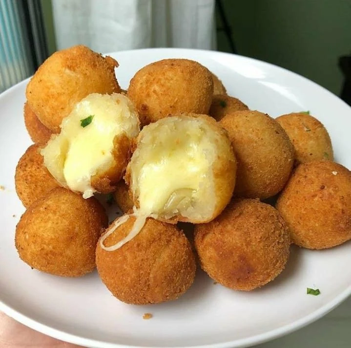 Bombas de papa rellenas de queso: una receta fácil e ideal para las viandas del cole