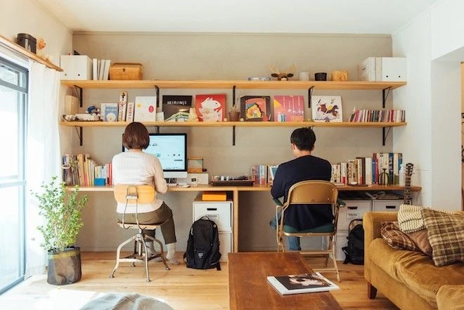 Mirar hacia una pared o hacia una ventana lateral suele favorecer la concentración.