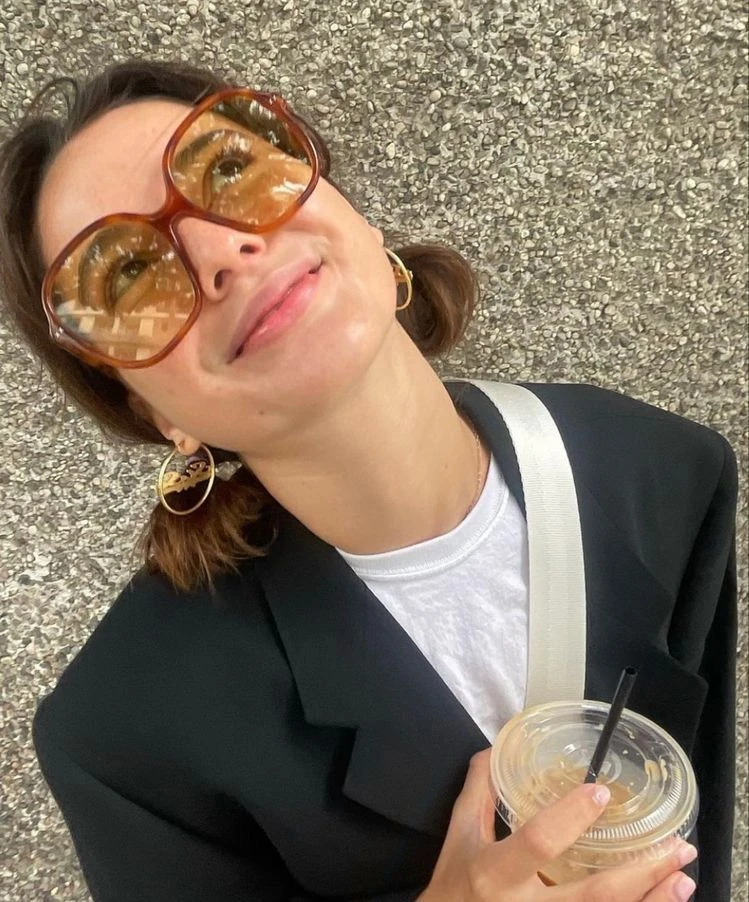 Estos anteojos quedan bien con cualquier look.