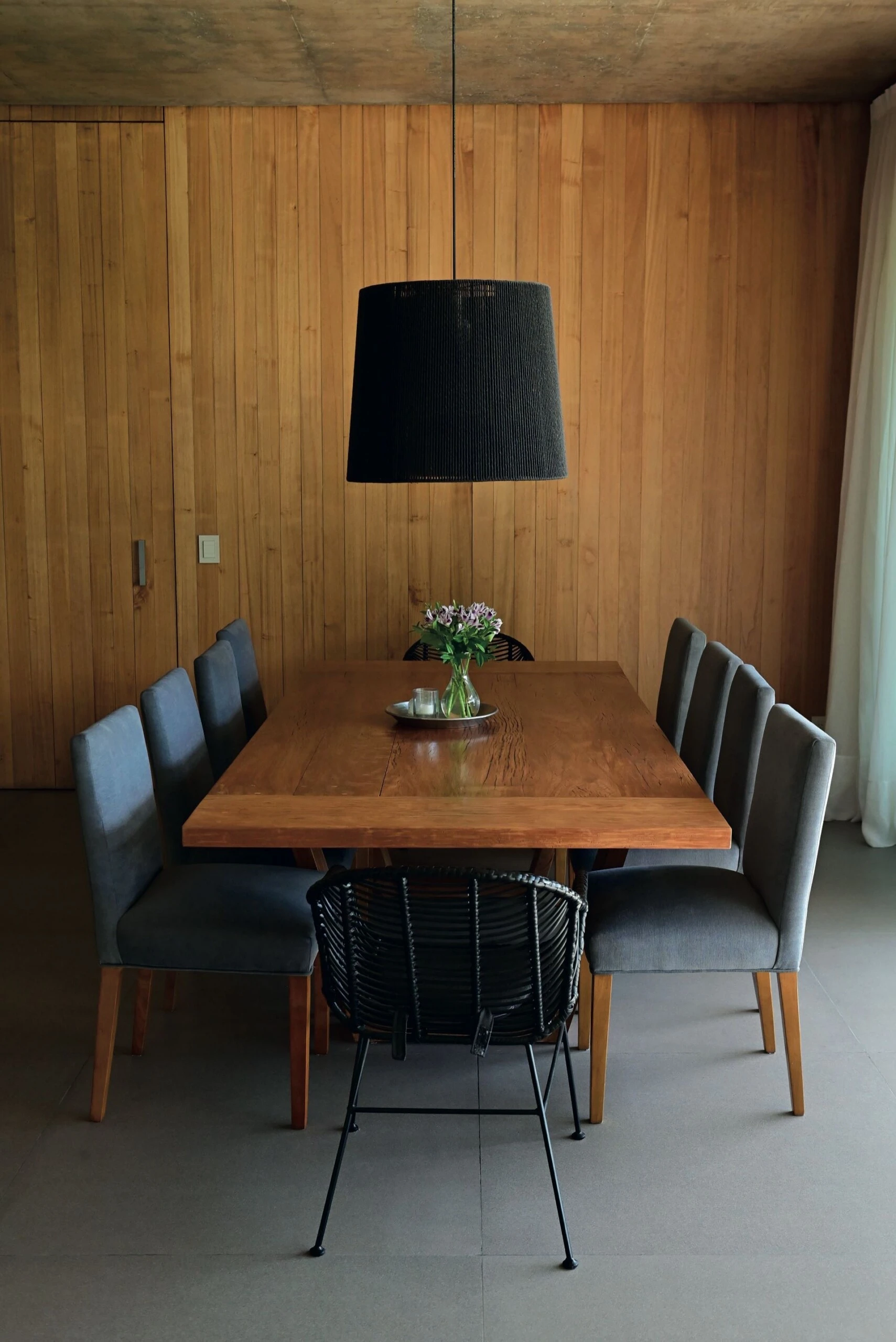 El comedor, minimalista y acogedor.