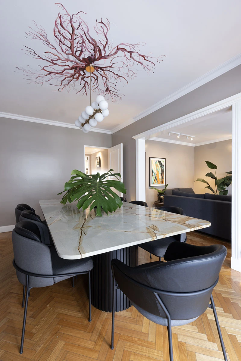 El comedor y el living: circulación fluída, espacios independientes. 