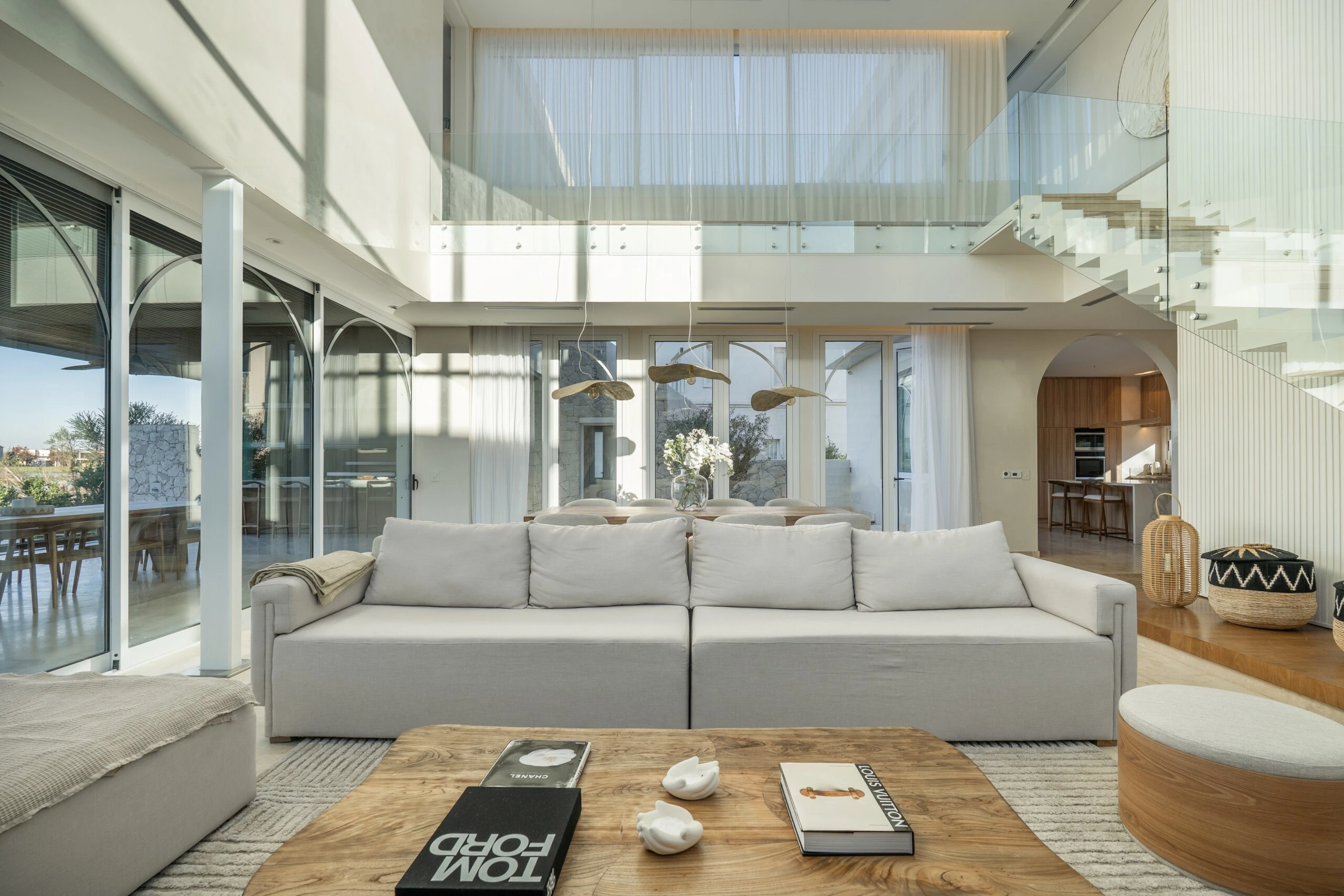 Los espacios interiores están organizados en torno a una doble altura central