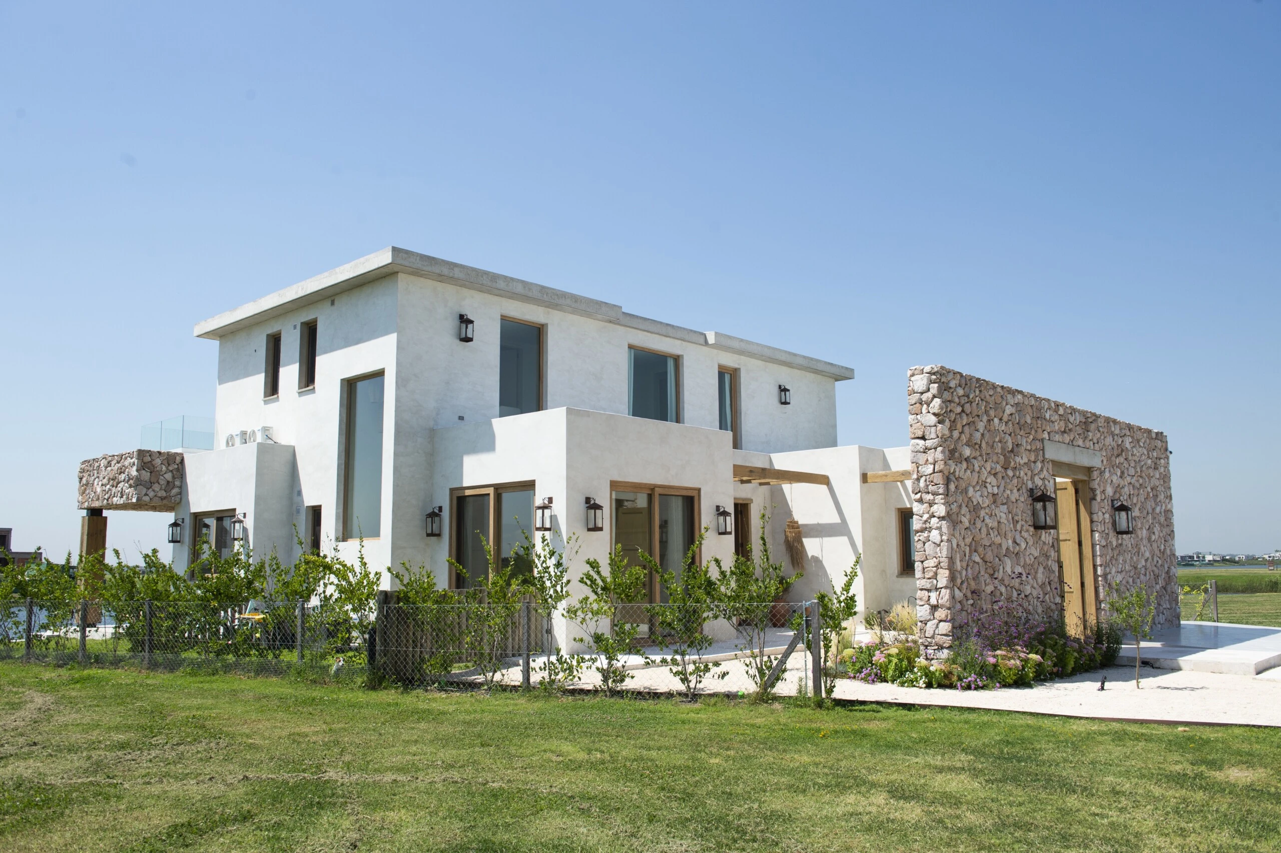 La imponente pared de piedra natural es un notable proyecto de arquitectura contemporánea. 