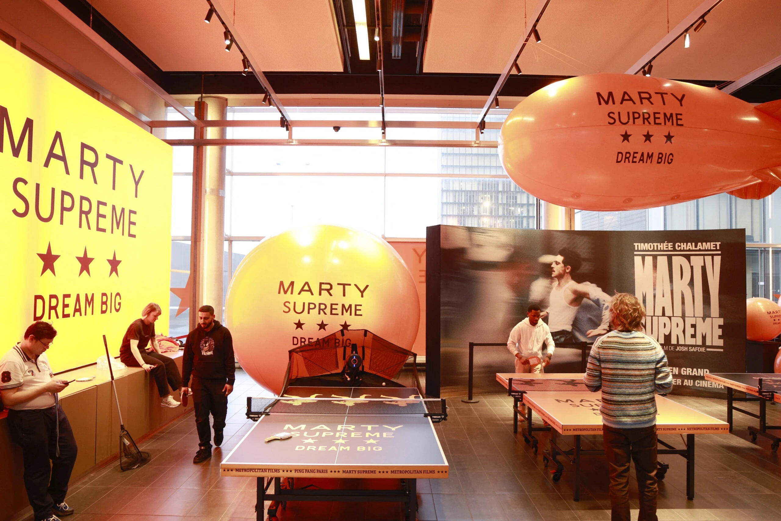 del pop-up parisino, aprovechando su estadía en Francia para presentar la película.  