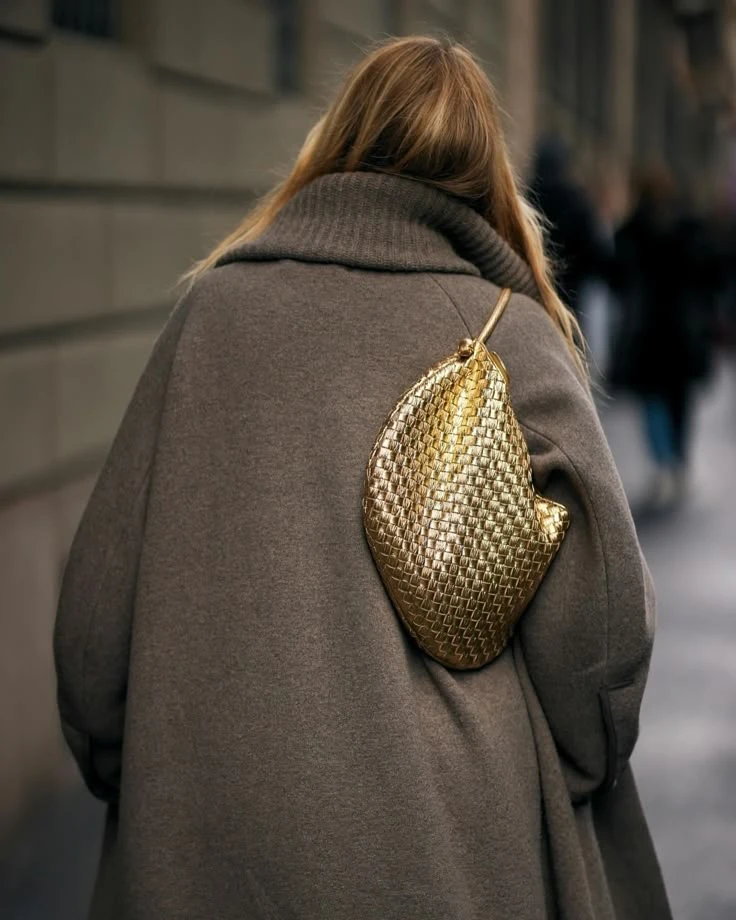 Bolso trenzado: de la pasarela al look urbano con el sello de Bottega Veneta