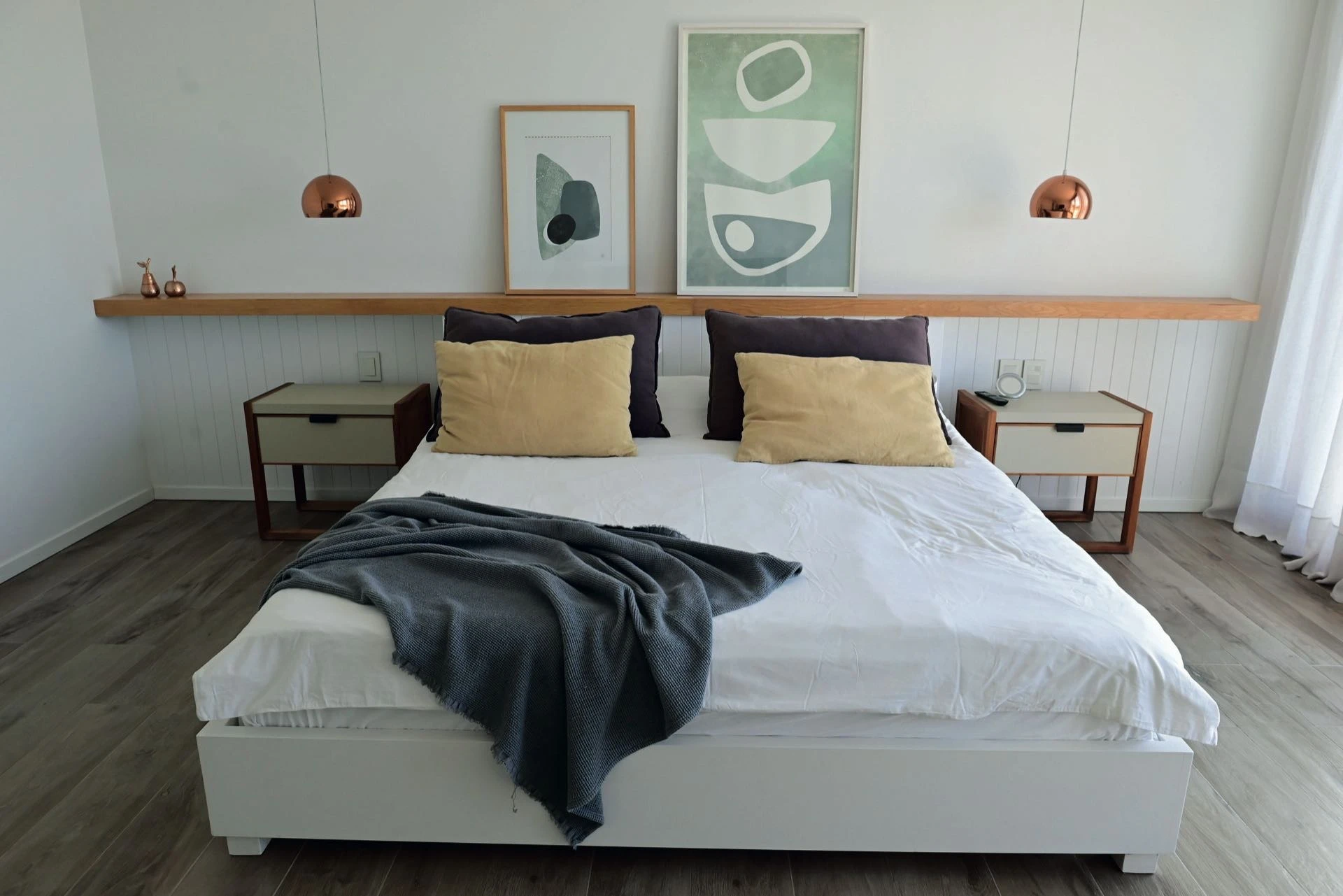 El cuarto principal, con detalles de diseño interior que deleitan la vista y crean bienestar.