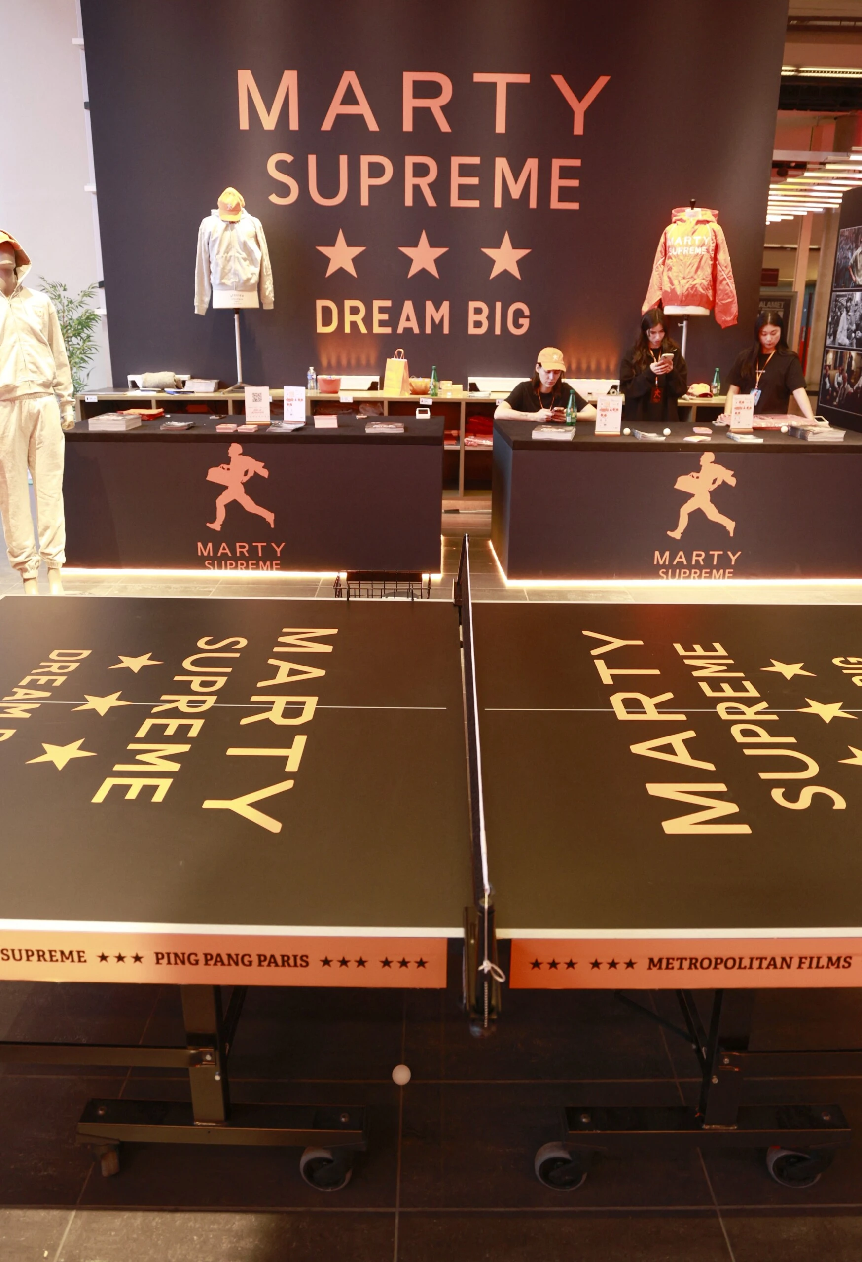 El pop-up abrió sus puertas el miércoles 4 de febrero de 2026, en MK2 Bibliothèque, en el distrito 13 de París. 