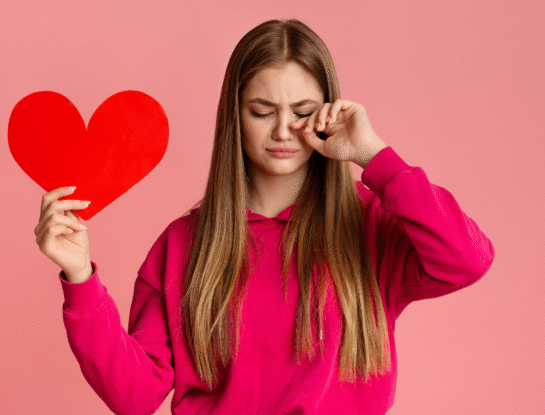 13 de febrero, Día del Infiel: ¿el engaño y el enamoramiento pueden "romperte" el corazón?