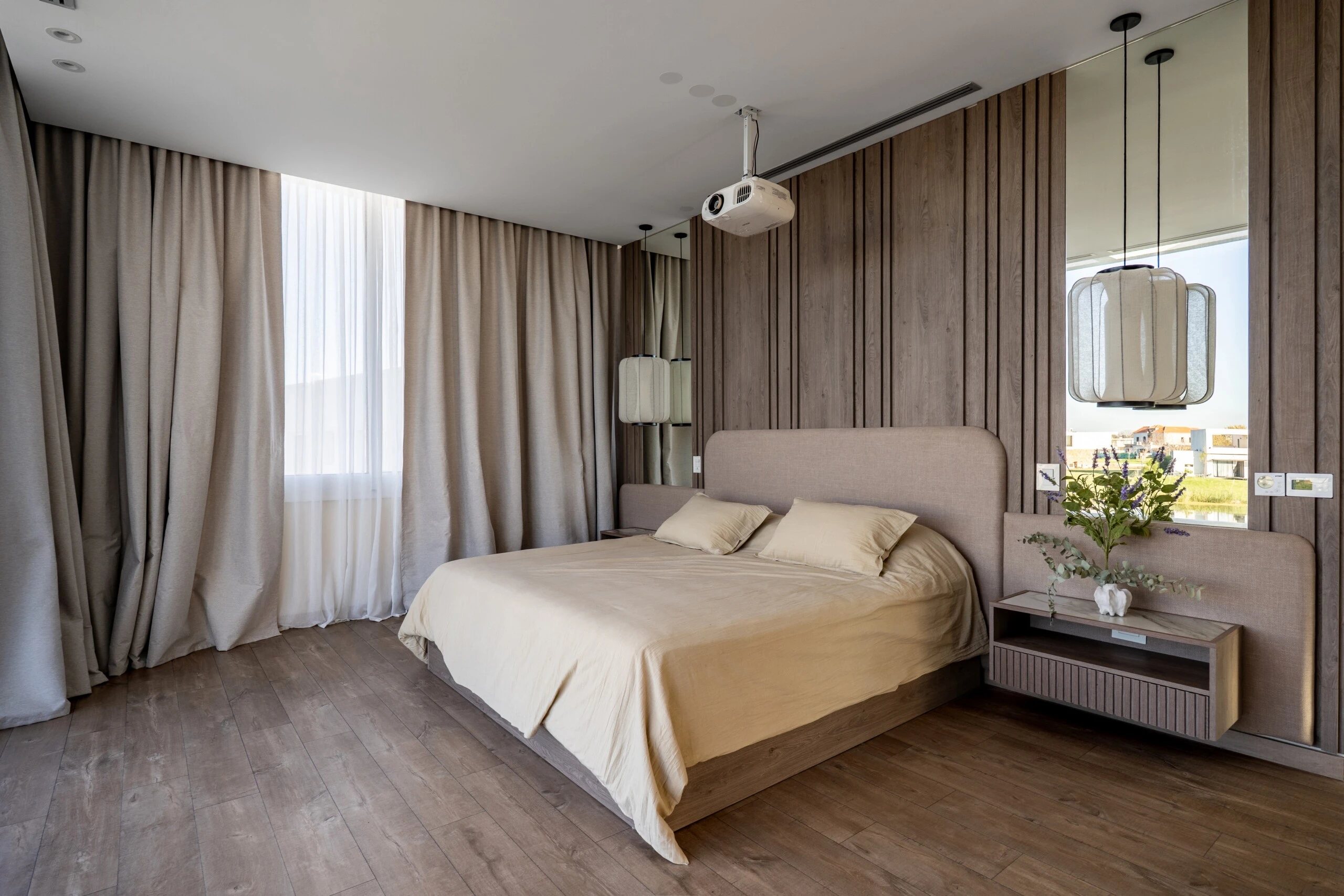 El dormitorio principal, cálido y elegante.