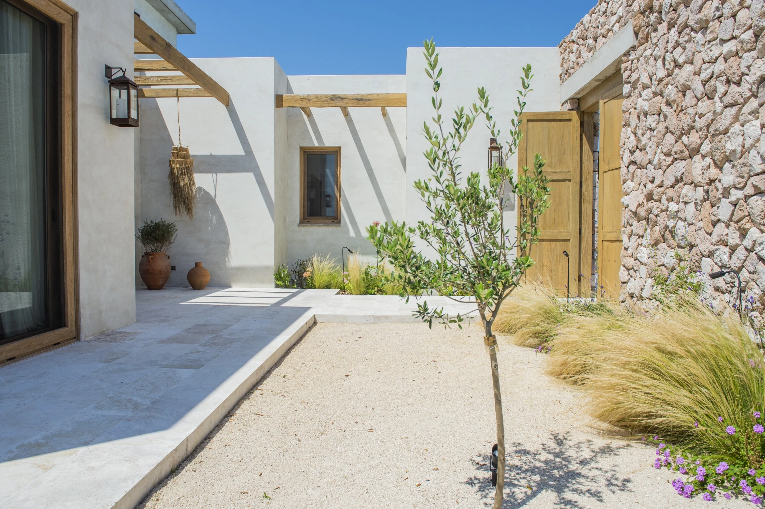 El paisajismo, de impronta silvestre y relajada, acompaña las líneas puras del proyecto.