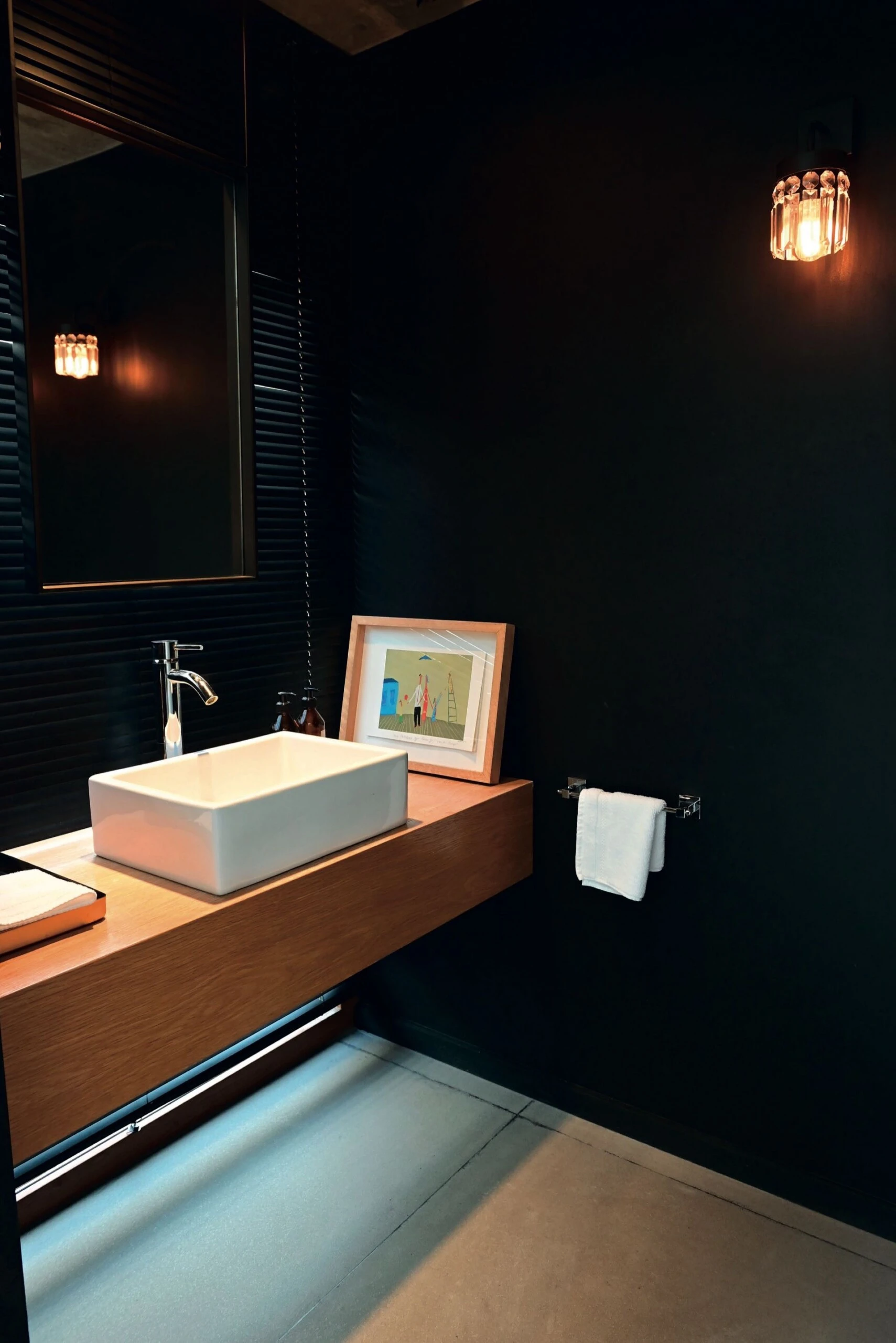 El toilette, en total black y súper sobrio.