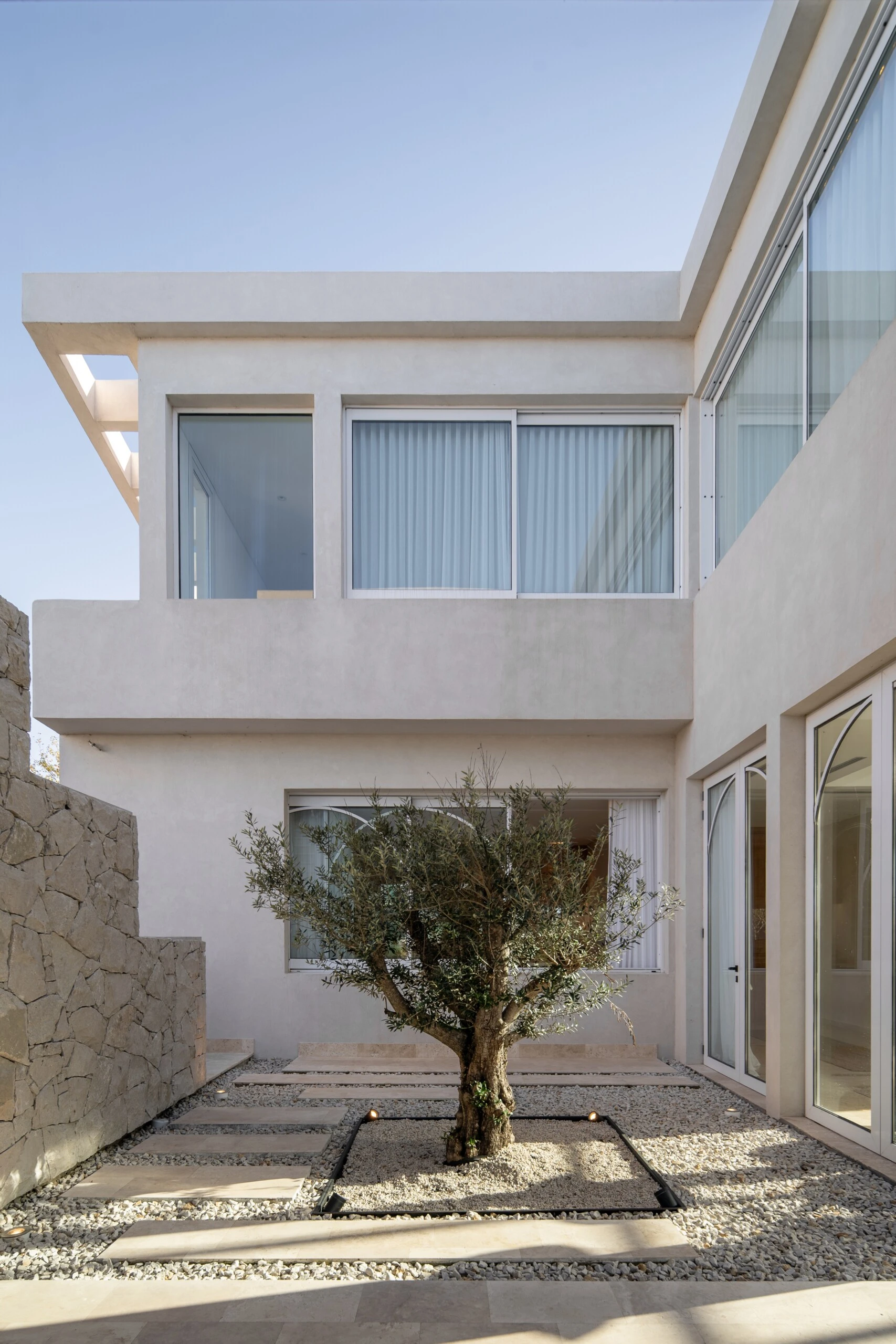 la vivienda plantea una relación fluida con el entorno.