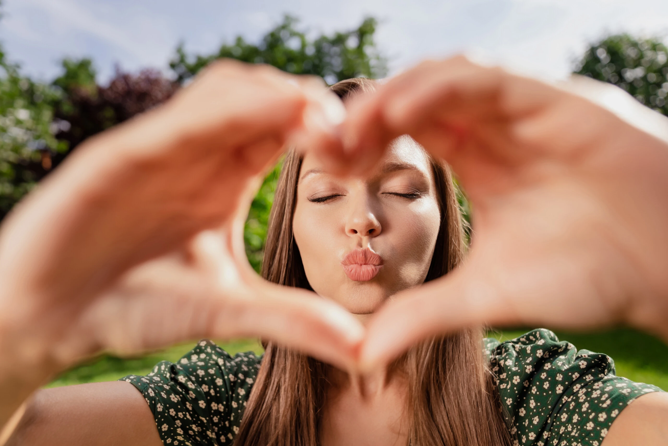 13 de febrero, Día del Infiel: ¿el engaño y el enamoramiento pueden "romperte" el corazón?