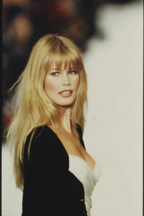 Flequillo noventero: el estilo blunt con volumen que vuelve y redefine el pelo en 2026