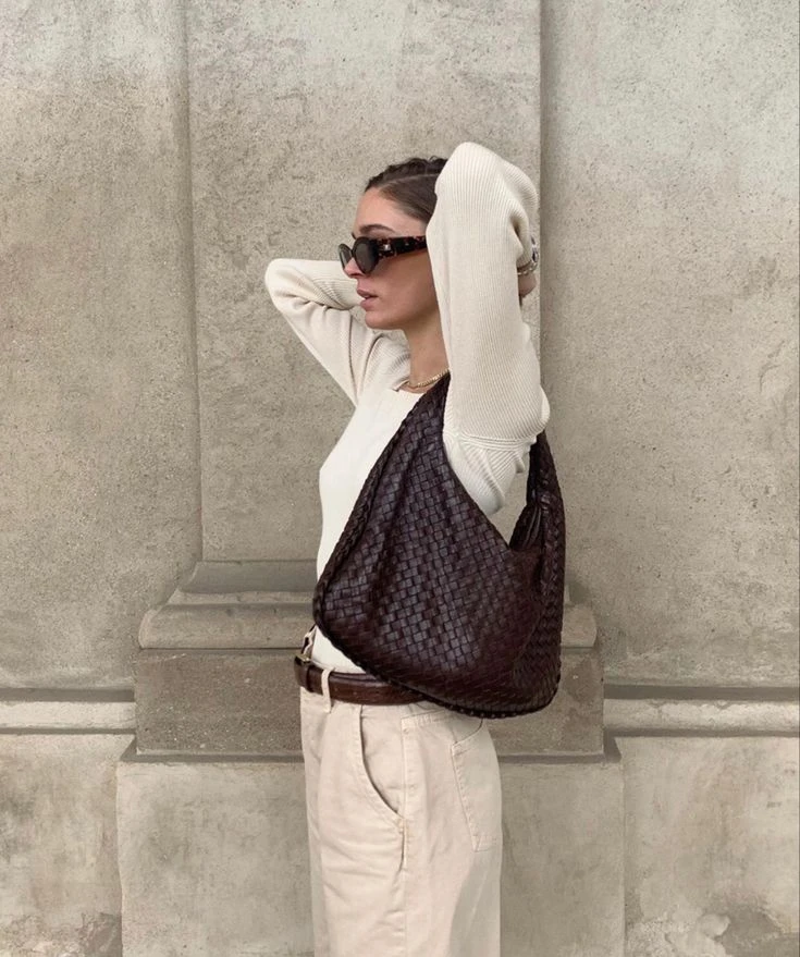 Bolso trenzado: de la pasarela al look urbano con el sello de Bottega Veneta