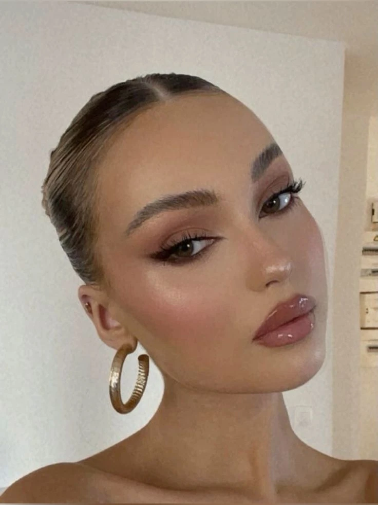 Guía de delineado: qué tonos elegir para resaltar tu color de ojos y cómo aplicarlos