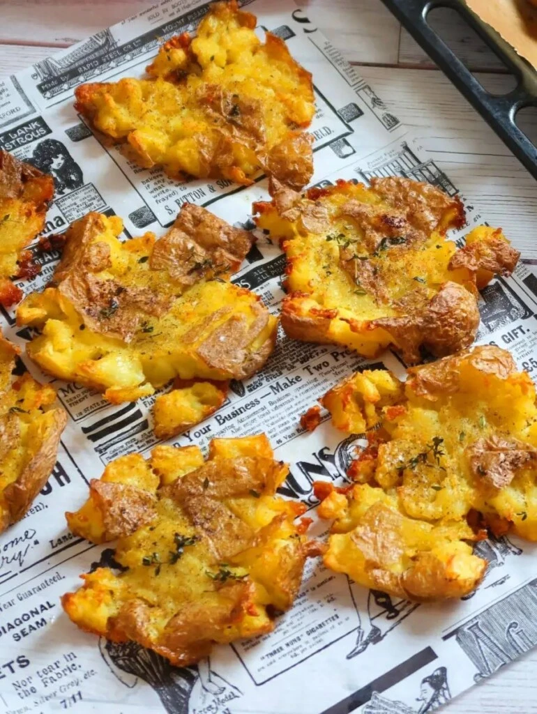 Papas smash crocantes: receta fácil con queso y toque cítrico

