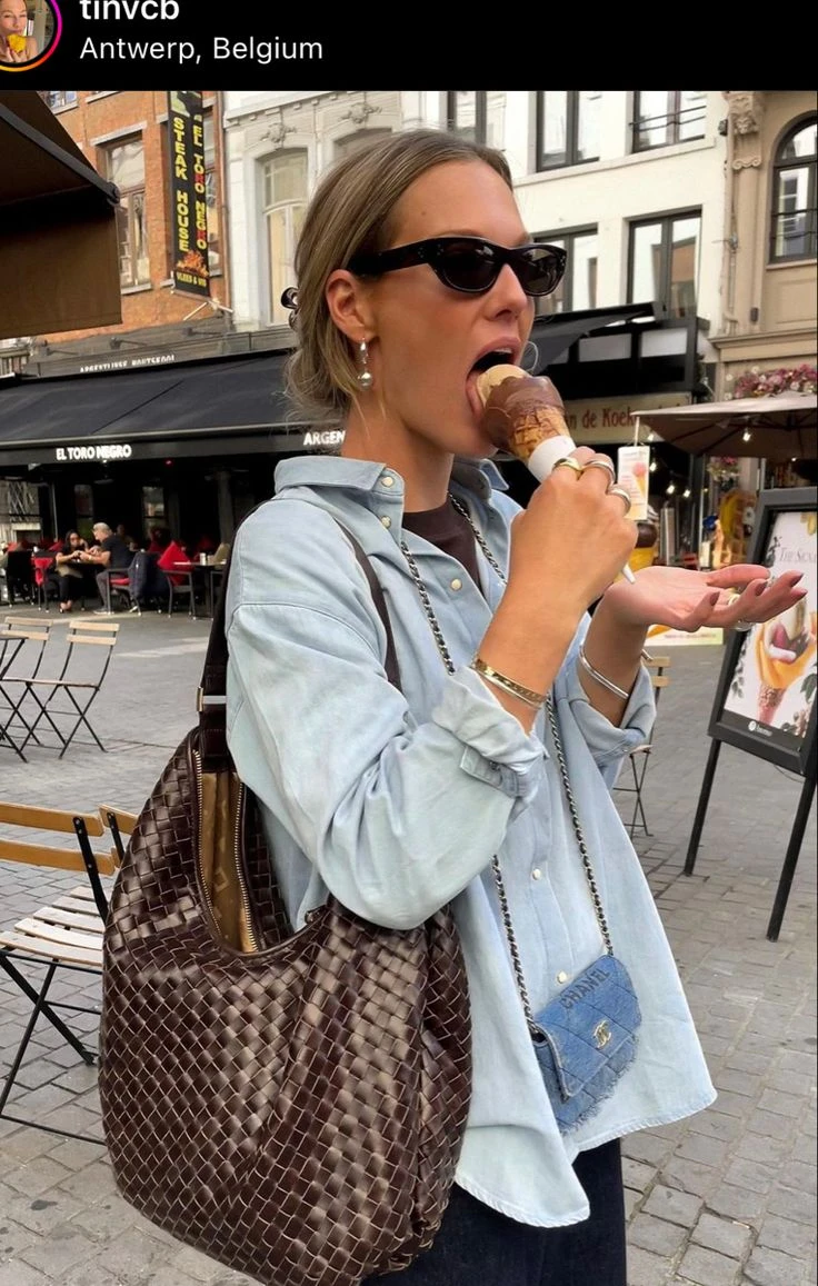 Bolso trenzado: de la pasarela al look urbano con el sello de Bottega Veneta