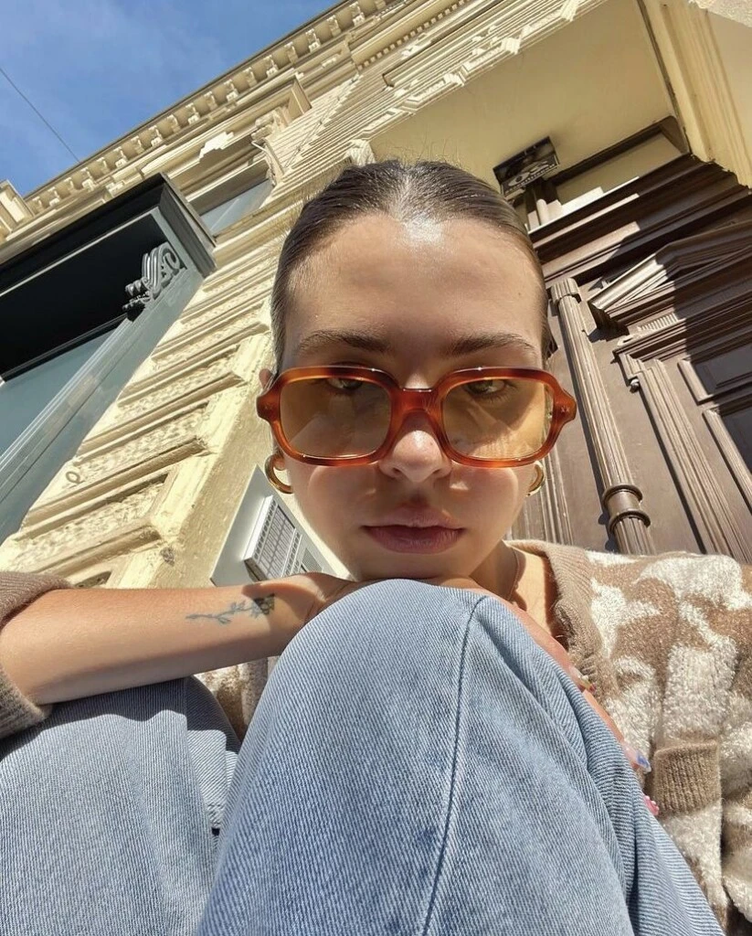 Estos anteojos son extravagantes.