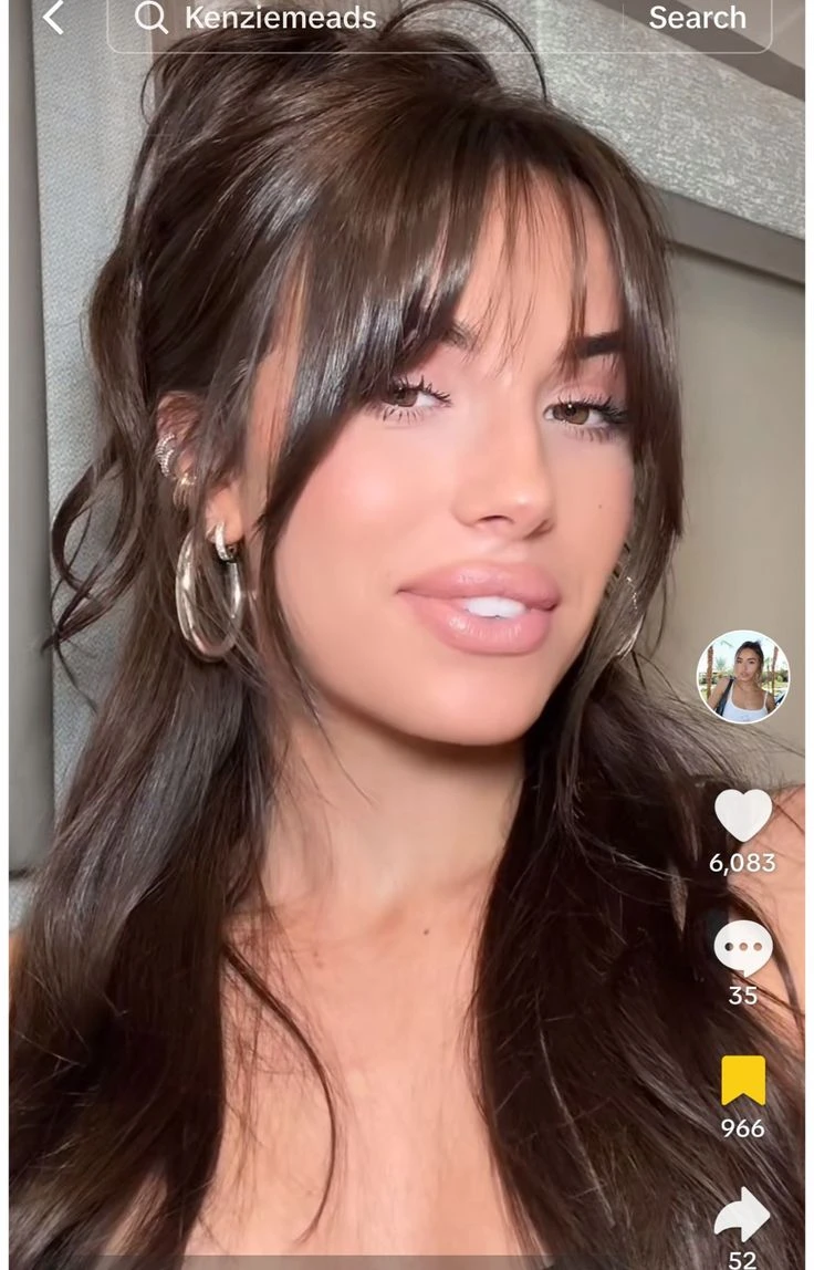 Flequillo noventero: el estilo blunt con volumen que vuelve y redefine el pelo en 2026