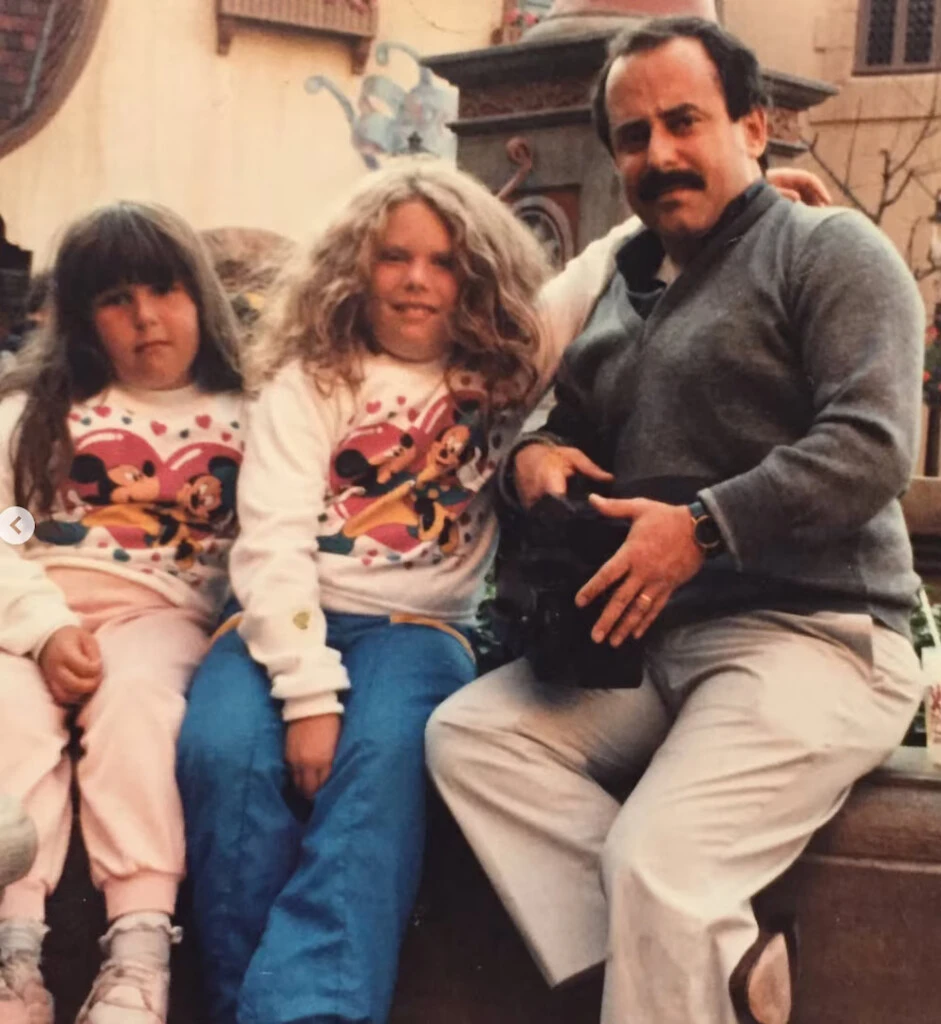 Malena y Soledad en su infancia junto a Jorge Guinzburg, su papá. Crédito: Maxi Luna