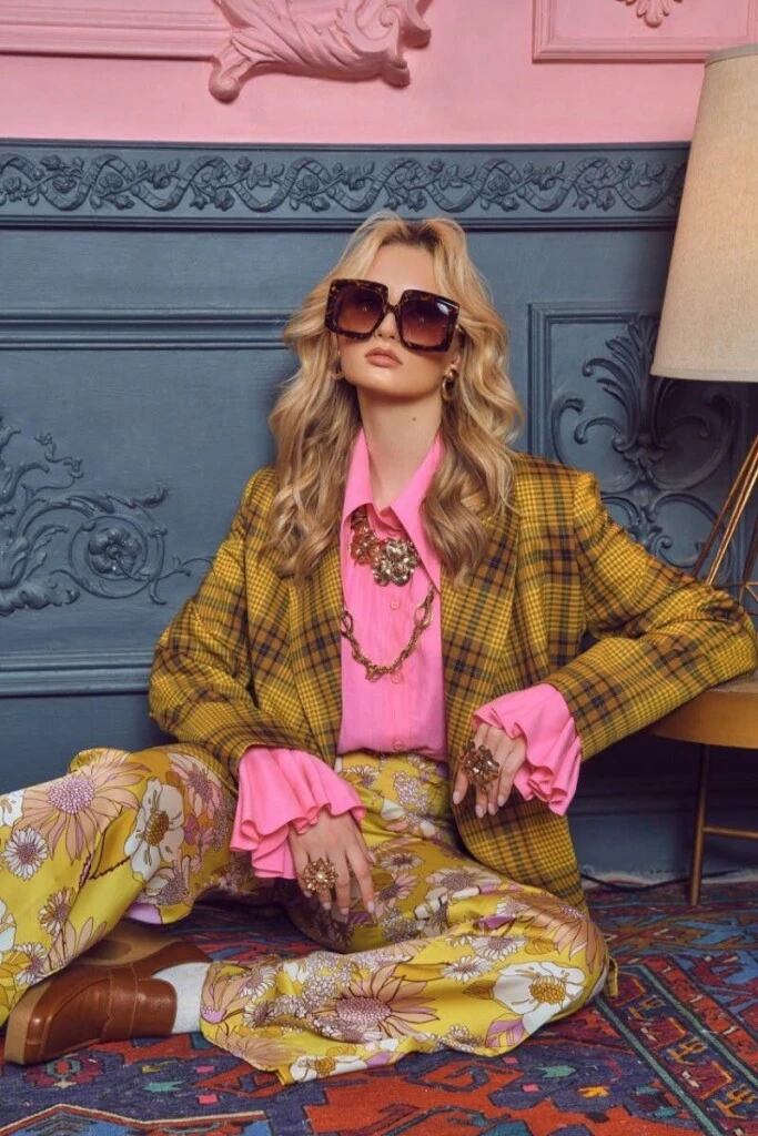 Es un estilo elegante que juega con los colores.