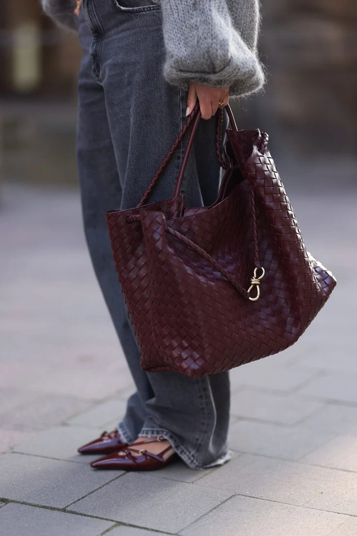 Bolso trenzado: de la pasarela al look urbano con el sello de Bottega Veneta