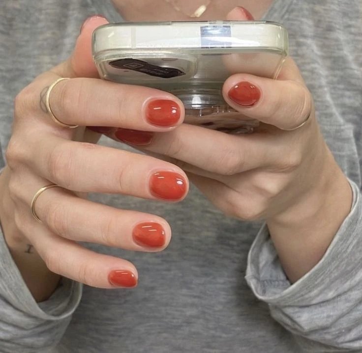 Chau extravagancia: los estilos de uñas que ya no se usan y las manicuras que mandan en 2026