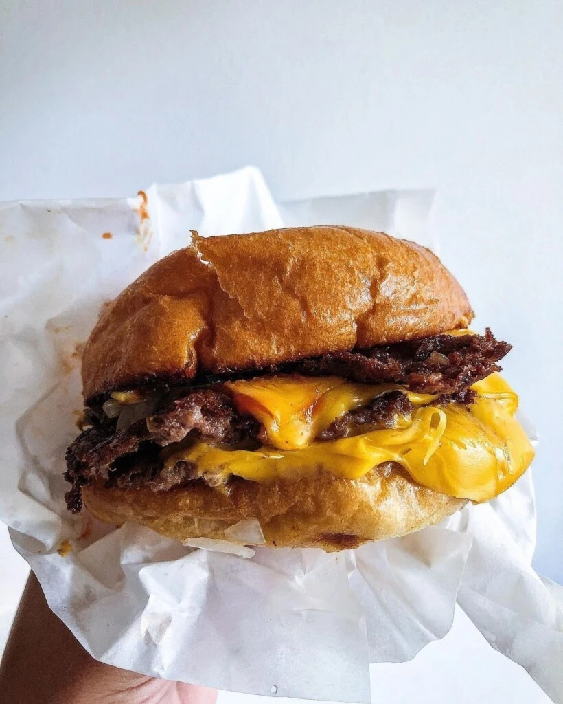 Hamburguesas smash: la receta para que queden doradas y jugosas